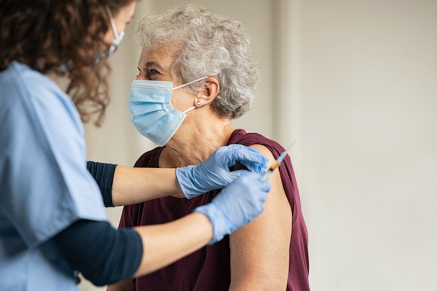 vacunando a anciana