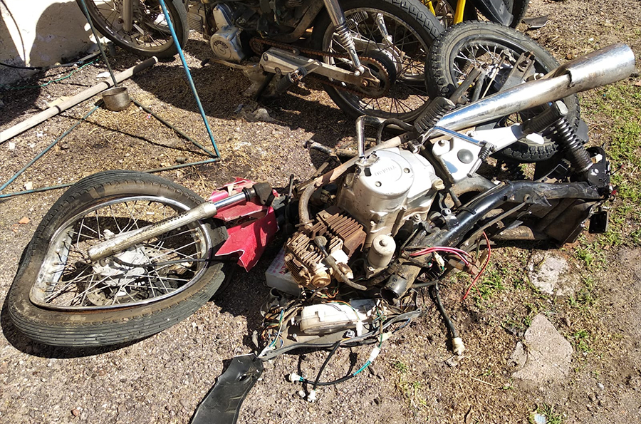 moto destrozada