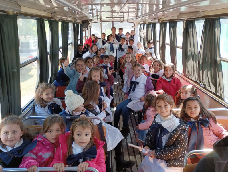 escolares en omnibus